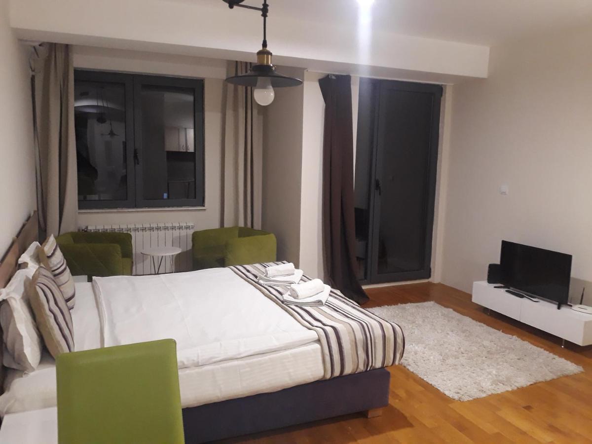 Modern Living Apartment *
